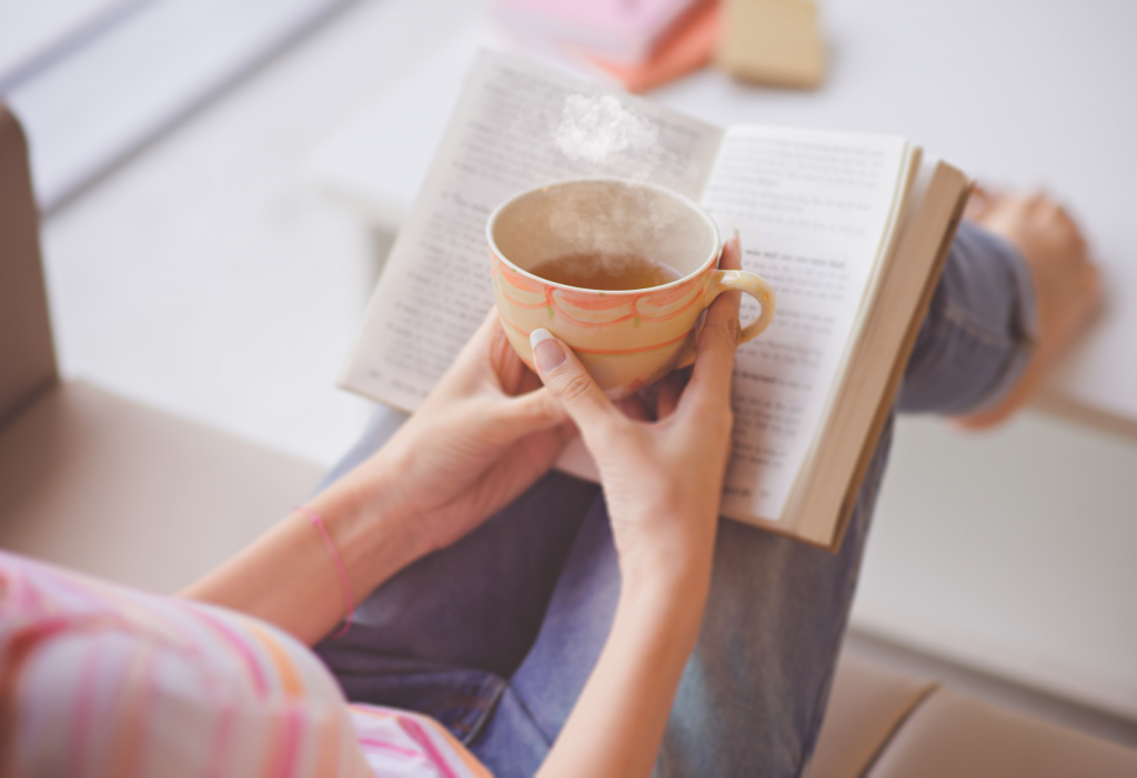 Mutter genießt eine kurze Mama Pause mit einer Tasse Tee