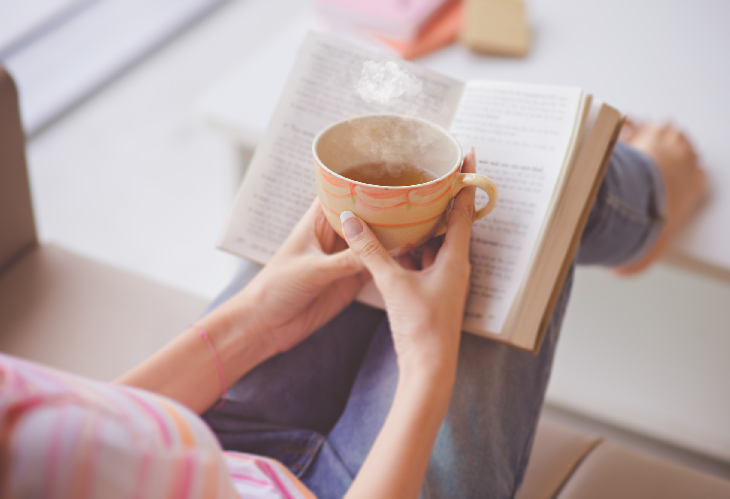 Mutter genießt eine kurze Mama Pause mit einer Tasse Tee